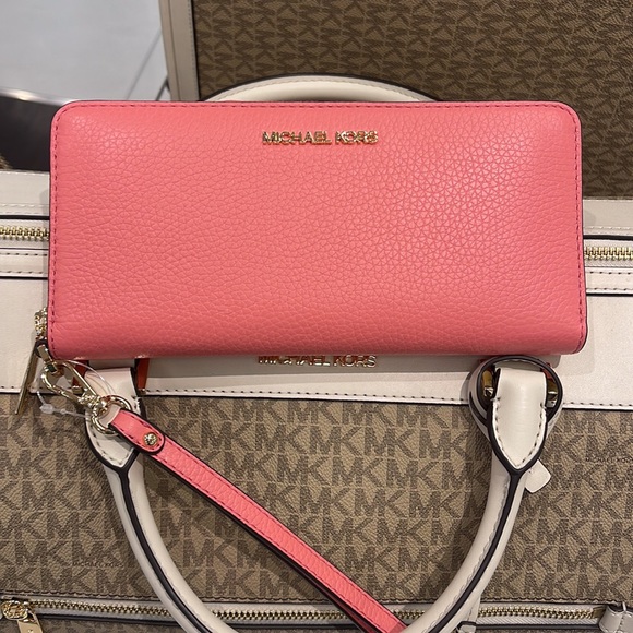 MICHAEL KORS LARGE TRAVEL CONTINENTAL WRISTLET WALLET
COLOR: TEA ROSE NWT - Picture 7 of 16